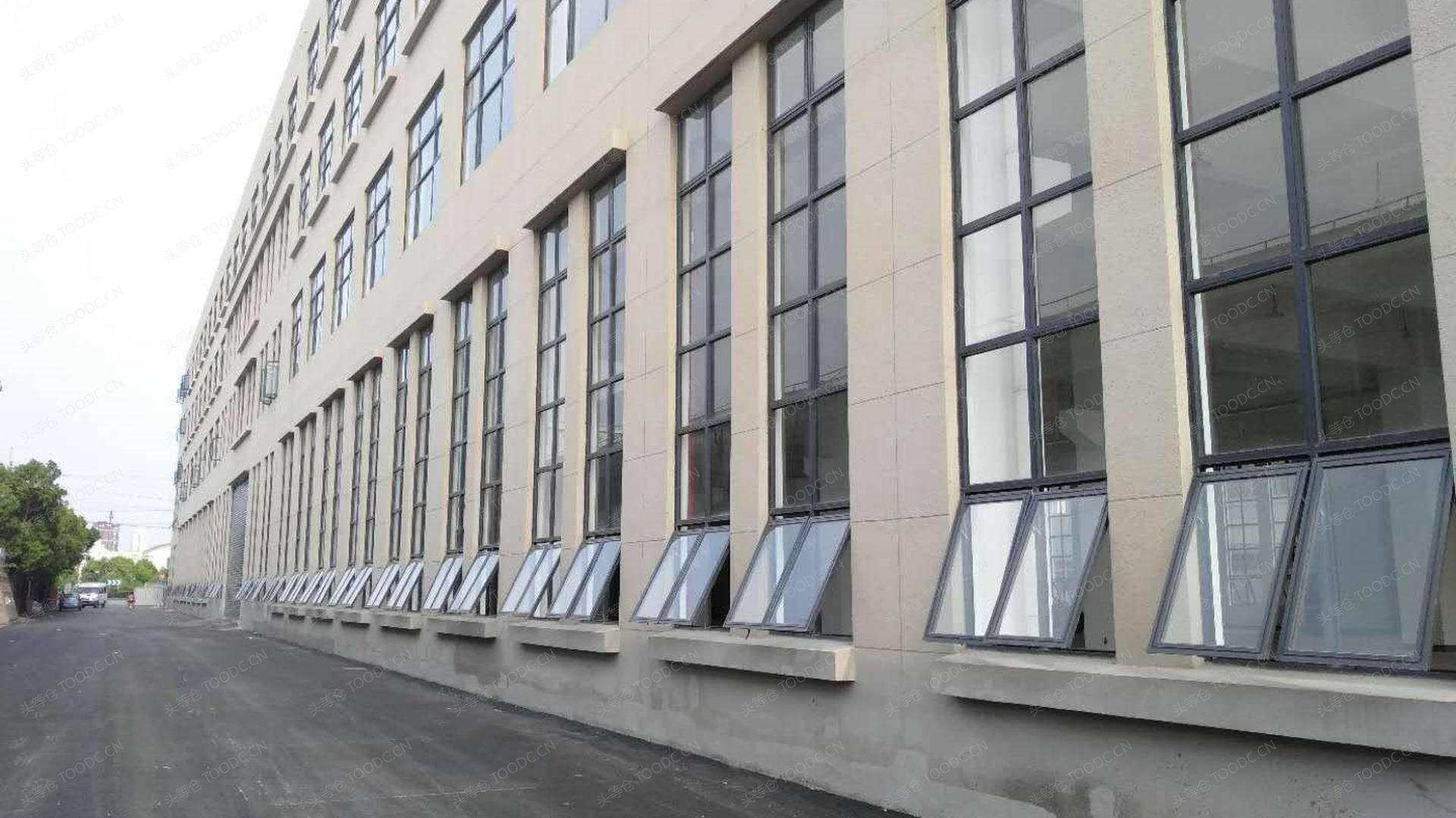 青浦华新多层仓库出租 租期灵活 可分割 层高6.6米 104地块 有产证 配套办公室 适合塑胶塑料设备服装等_上海青浦华新仓库厂房出租