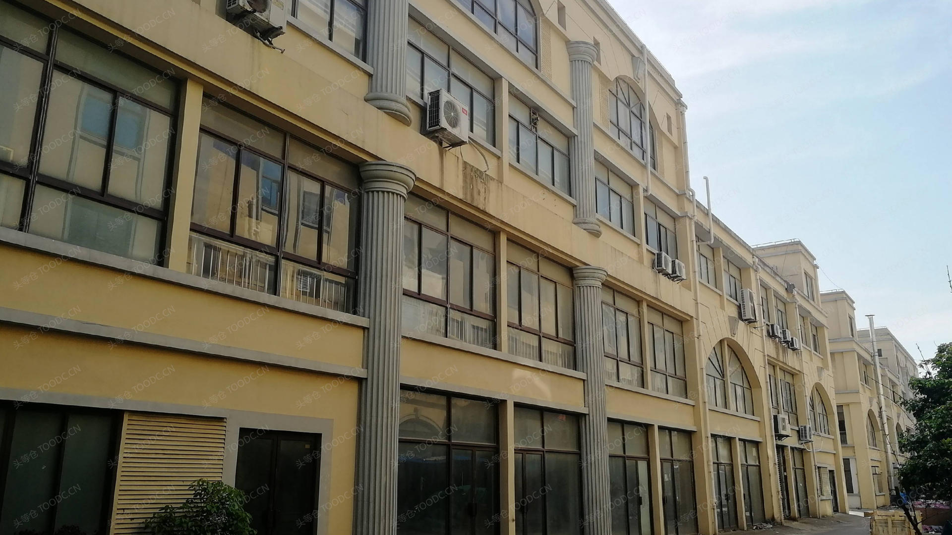 松江洞泾多层仓库厂房出租 层高5米 原房东 104地块 有产证 配套办公室 适合金属设备加工等_上海松江洞泾仓库厂房出租