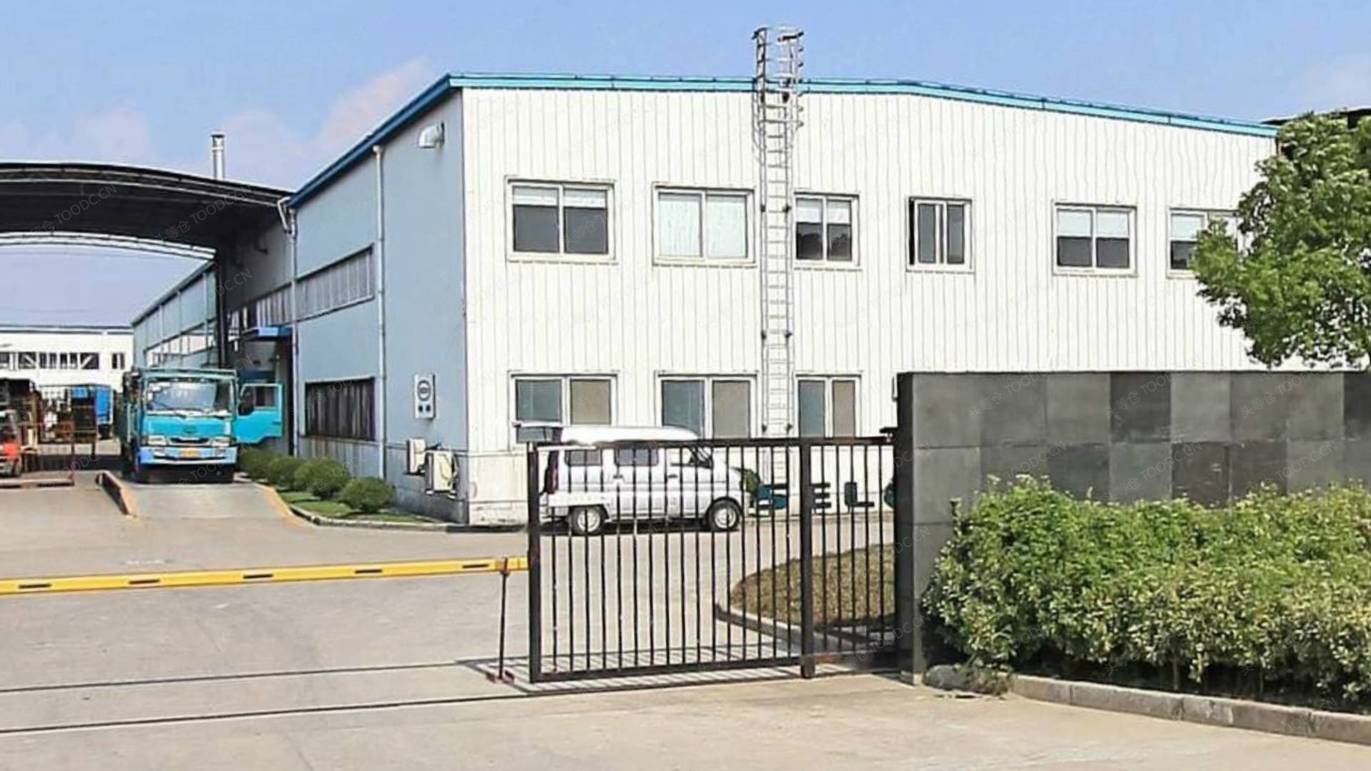 浦东老港单层仓库出租 带消防喷淋 层高10.5米 原房东 104地块 有产证 配套办公室 适合塑胶塑料金属设备等_上海浦东老港仓库厂房出租