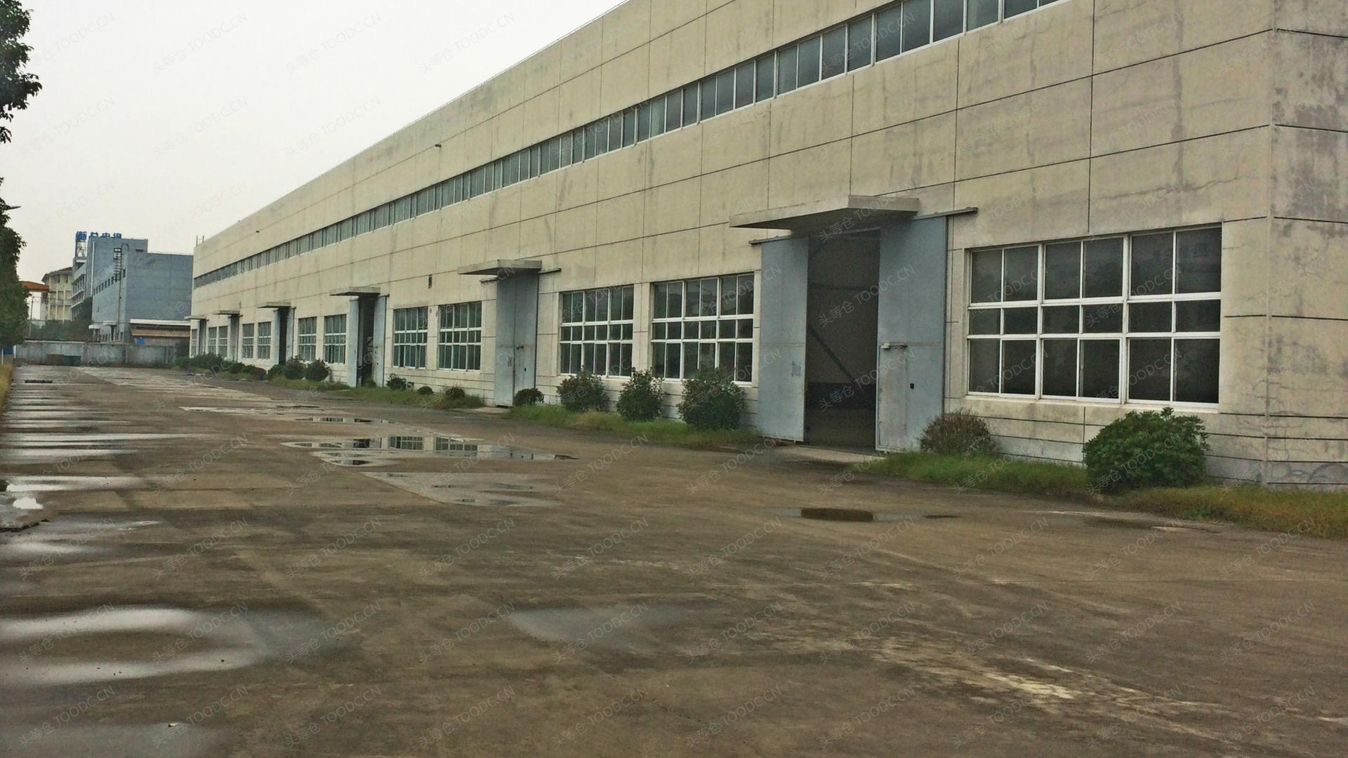 金山亭林单层厂房出租 可分割 有行车 层高10米 104地块 有产证 可托管 适合加工仓储等_上海金山亭林仓库厂房出租