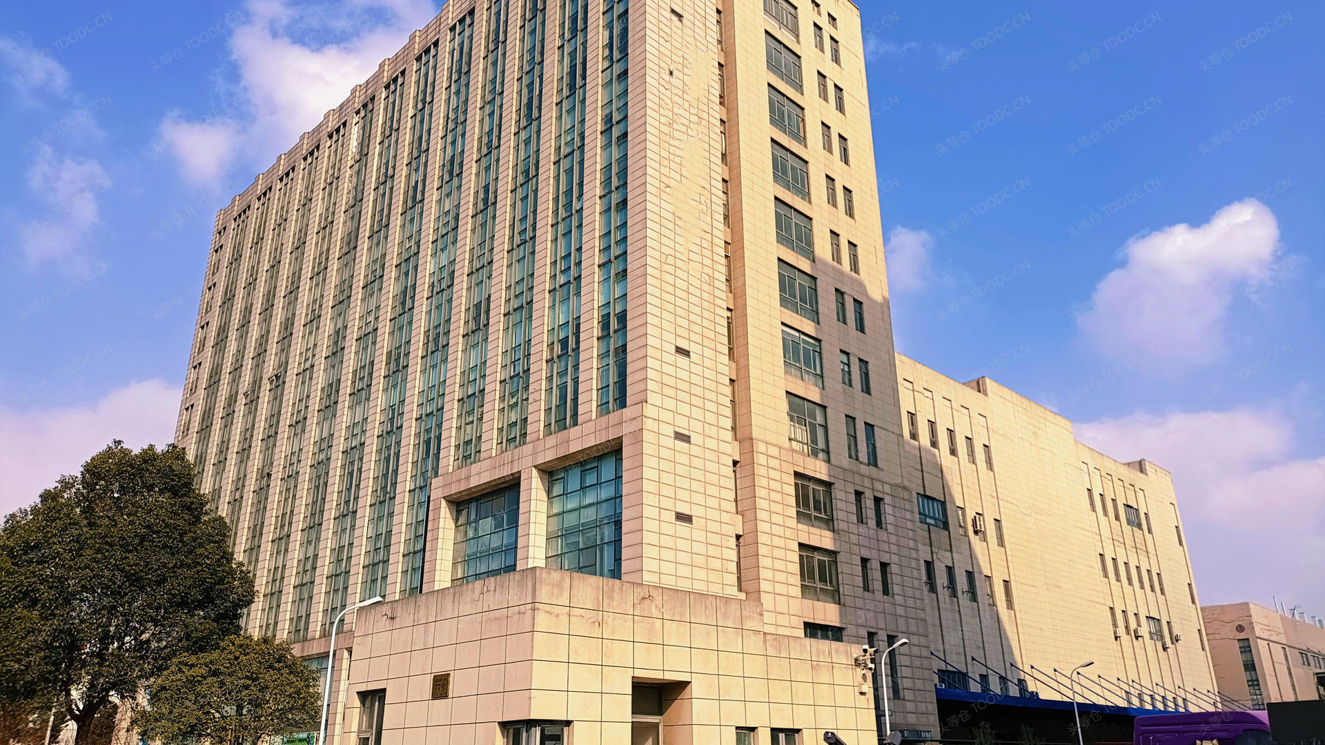 浦东高东多层仓库出租 可分割 带消防喷淋 带月台 层高9米 原房东 104地块 有产证 配套办公室 适合仓储快递快运城市配送等_上海浦东高东仓库厂房出租