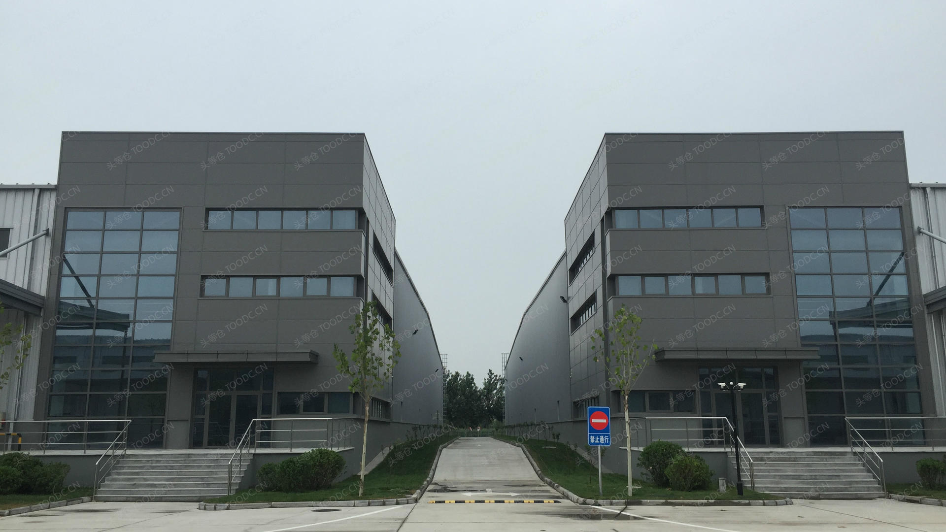西青杨柳青单层仓库出租 可分割 带消防喷淋 带月台 层高9米 原房东 有产证 配套办公室 适合仓储快递快运城市配送等_天津西青杨柳青仓库厂房出租