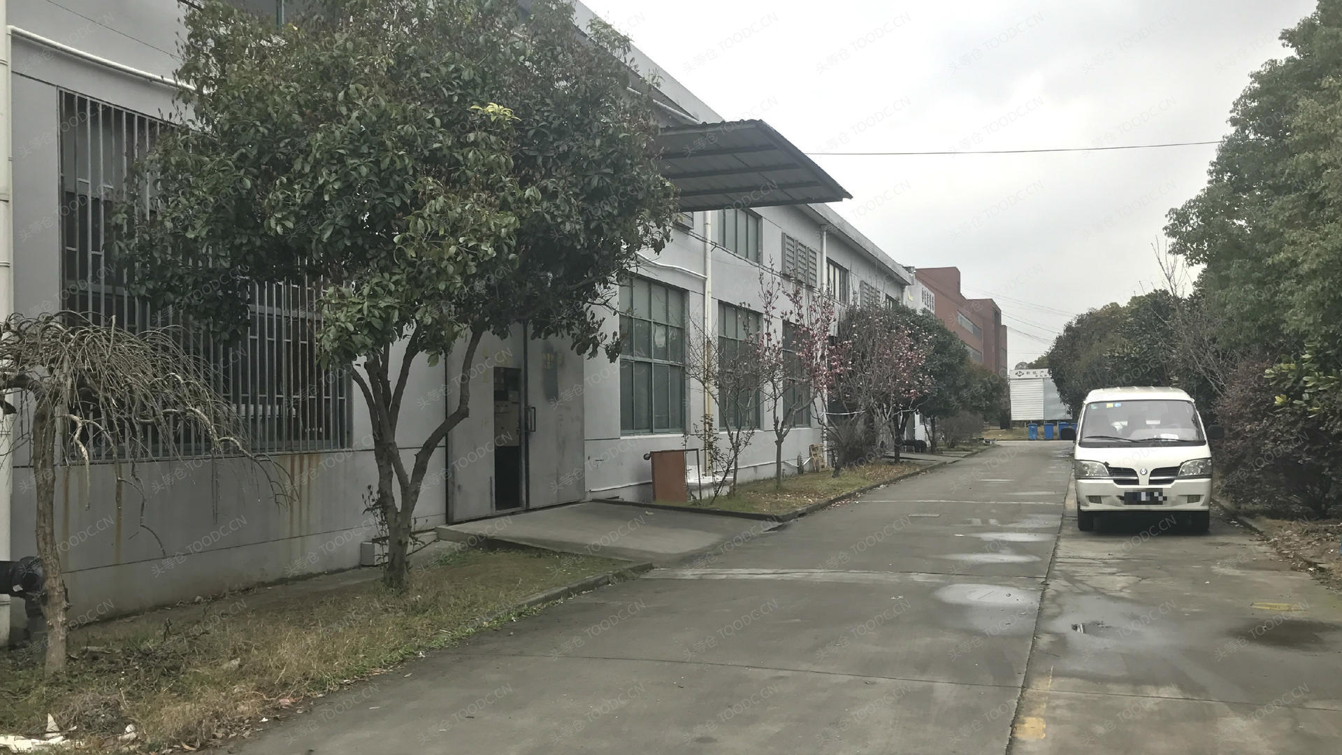 松江新桥单层仓库出租 层高9.5米 适合服装加工仓储等_上海松江新桥仓库厂房出租