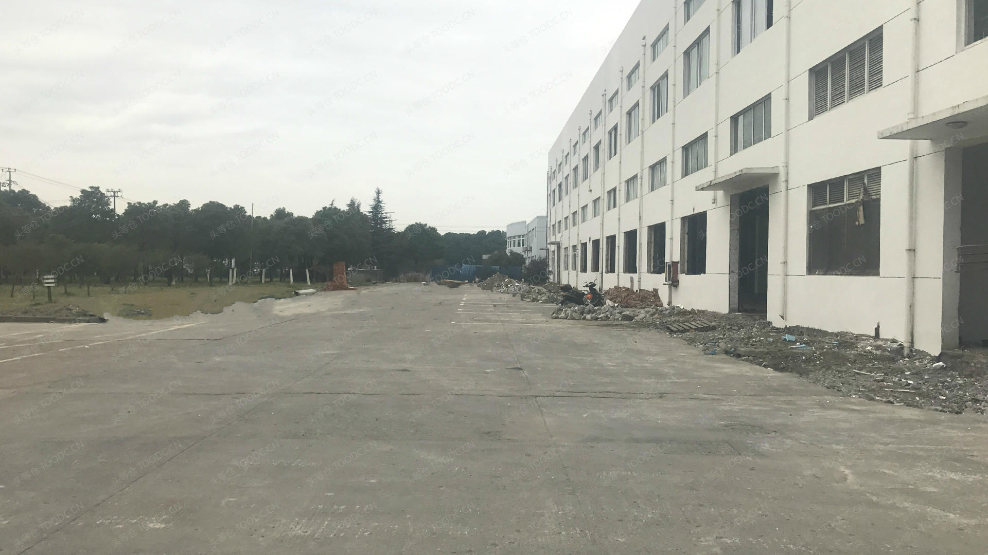 松江佘山多层仓库出租 层高6.8米 有产证 配套宿舍办公室 适合仓储快递快运城市配送等_上海松江佘山仓库厂房出租