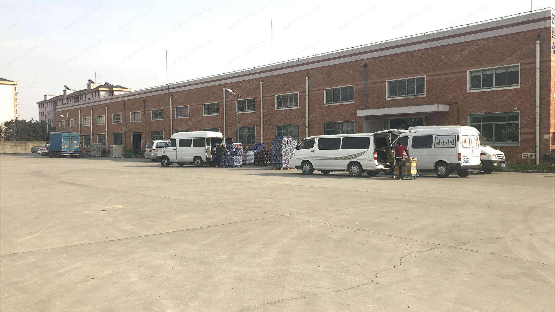 松江洞泾单层仓库出租 层高8米 有产证 配套办公室 适合设备仓储加工等_上海松江洞泾仓库厂房出租