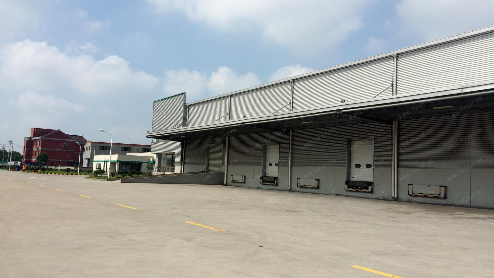 浦东外高桥保税区多层保税仓库出租 可分割 带消防喷淋 带月台 层高9.5米 原房东 104地块 有产证 适合仓储快递快运城市配送等_上海浦东外高桥仓库厂房出租